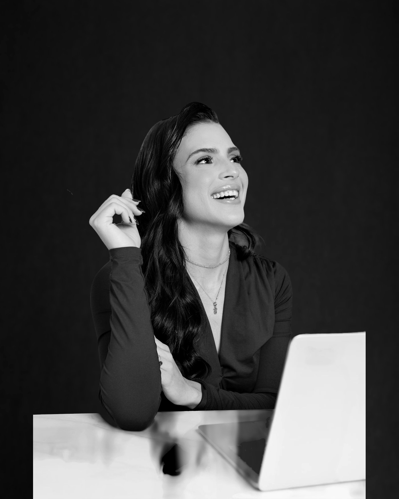 Dra. Amanda Albuquerque à mesa de atendimento, retrato editorial